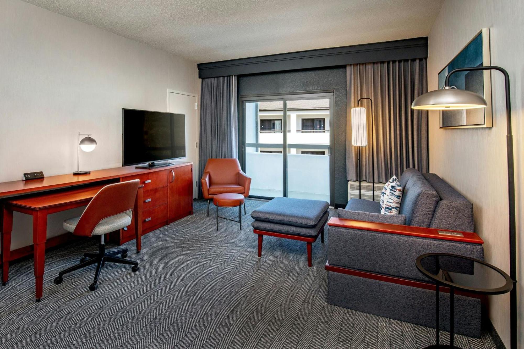 Courtyard By Marriott Boston 3*