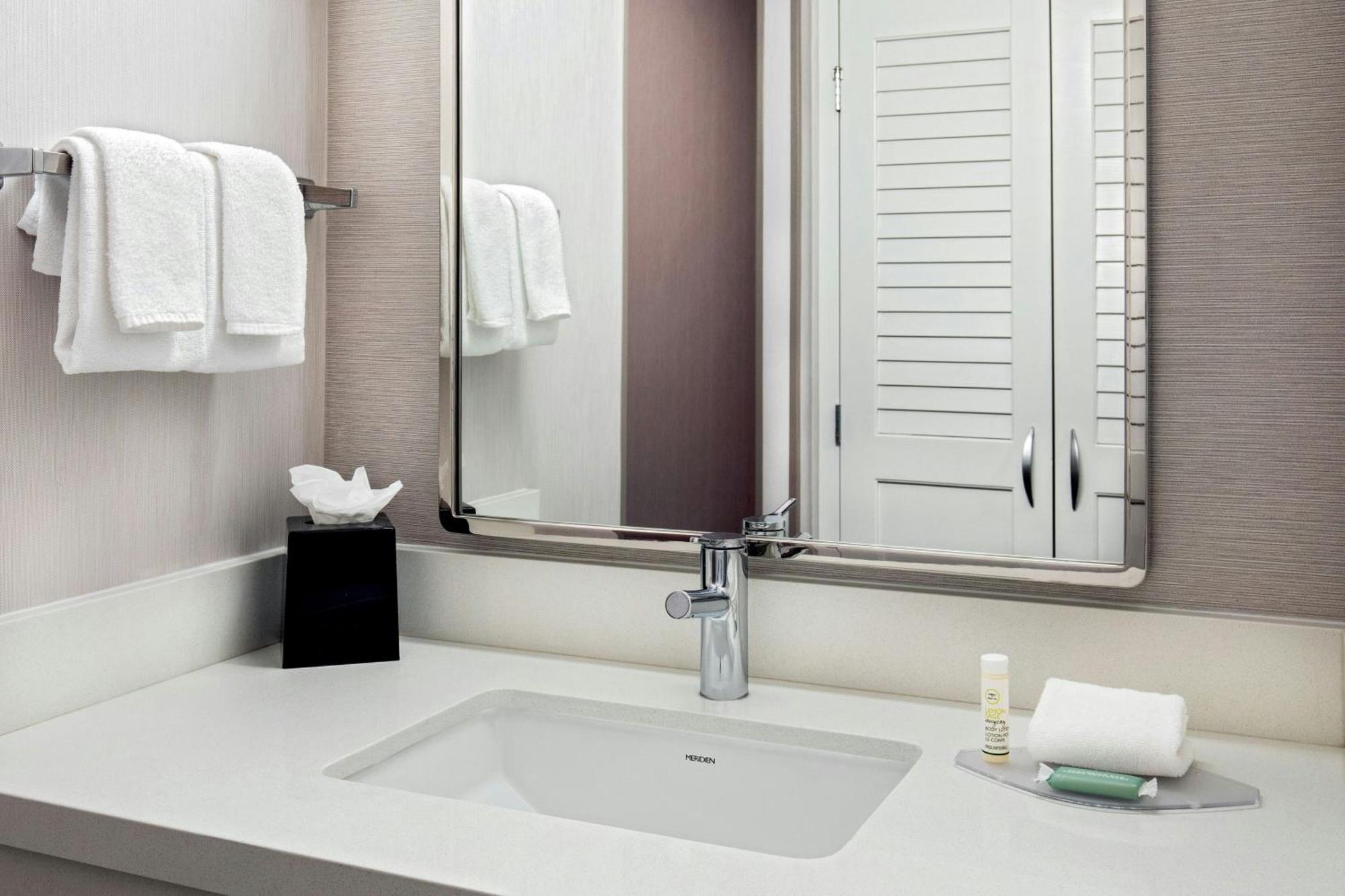 Courtyard By Marriott Boston Hotel