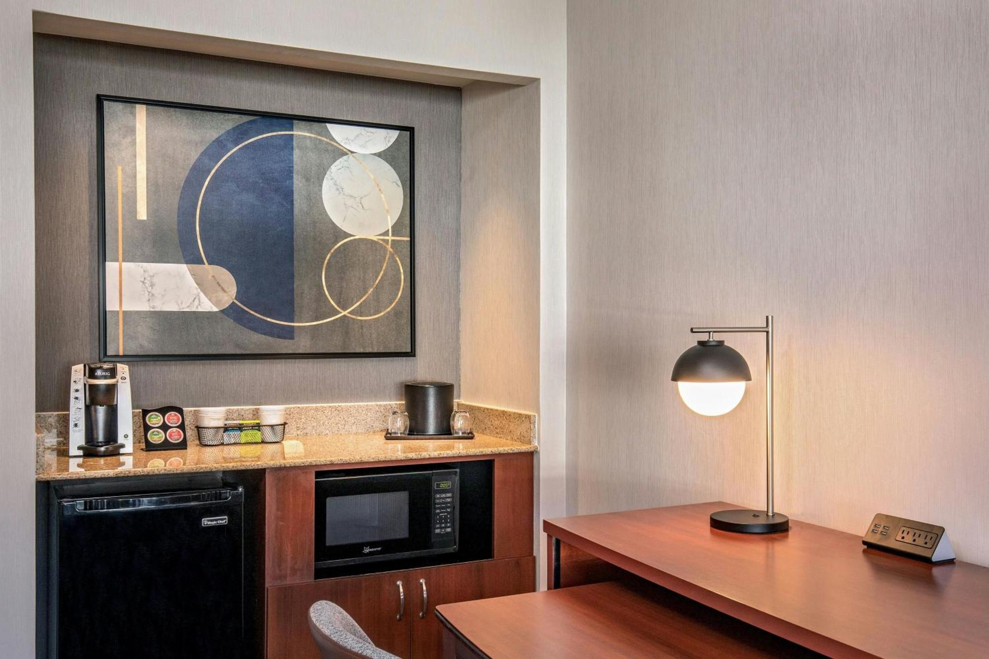 Courtyard By Marriott Boston Hotel 3*