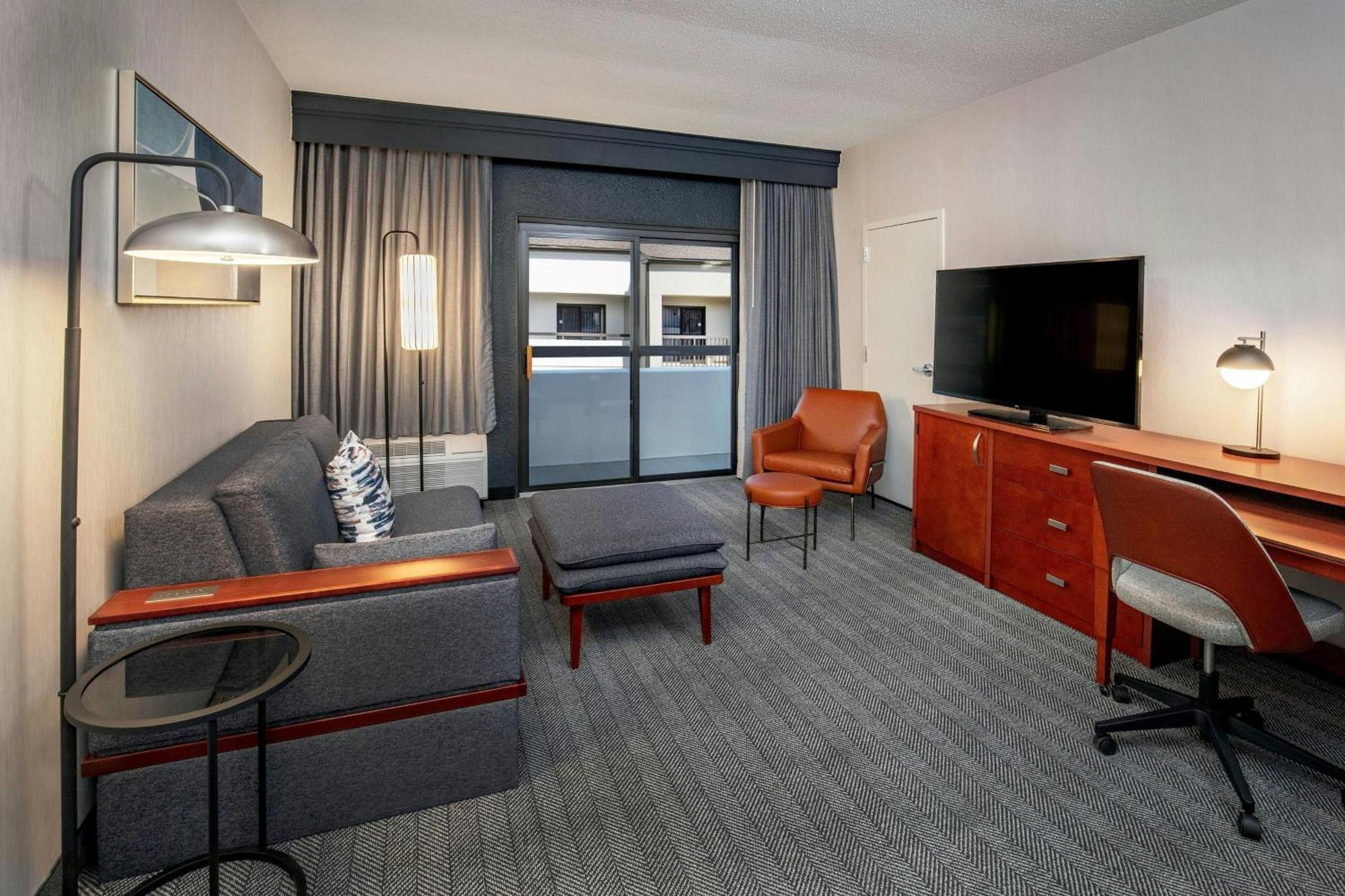 Courtyard By Marriott Boston 3*